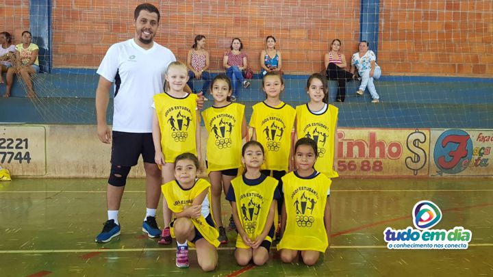 O treinador João Neto ao lado das atletas da Escola Higino Guerra (Foto: Paulo Braga/ Tudo Em Dia)