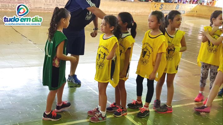 Isadora cumprimenta a atleta da Escola Juscelino após a partida (Foto: Paulo Braga/Tudo Em Dia)