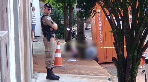 Policial Militar acompanha cena do crime no bairro Laranjeiras (Foto: Reprodução/WhatsApp)