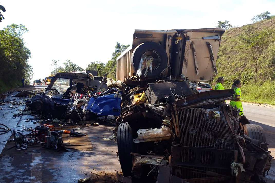 Caminhões bateram durante a madrugada no km 580, na BR-040, em Itabirito. Motorista que transportava cerveja contou que ocupantes de carro atiraram para o alto (foto: Paulo Filgueiras/EM/DA Press )