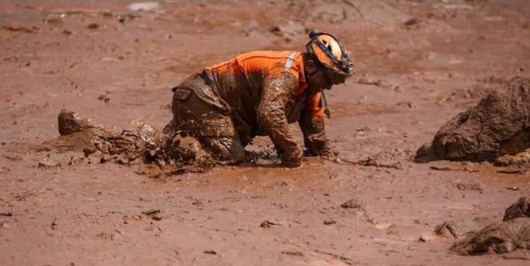 Bombeiro se arrasta em meio ao mar de lama em Brumadinho (Foto: Bombeiros)