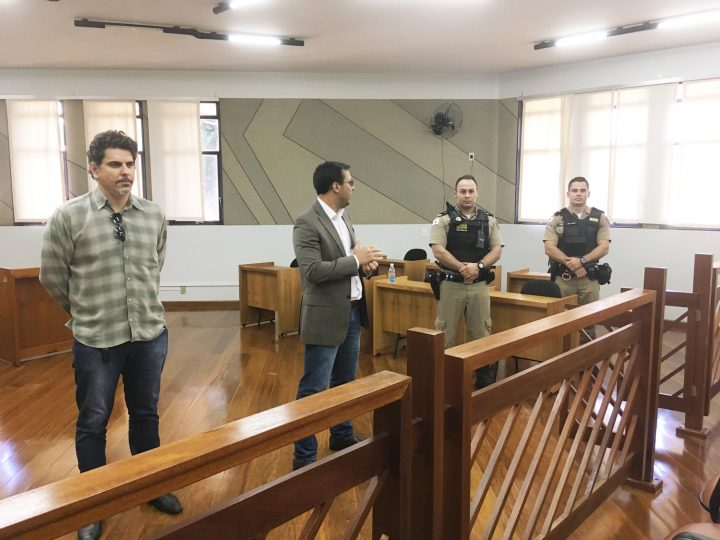Reunião para tratar da implantação do sistema de vídeo monitoramento ocorreu no salão do juri do Fórum Odovilho Alves Garcia