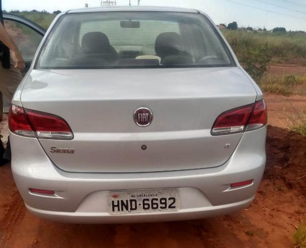 Carro que os criminosos fugiram é produto de roubo em Uberlândia (Foto: PMMG)