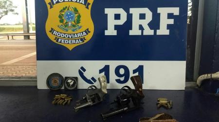 Armas e munições foram apreendidas (Foto: PRF/MT)