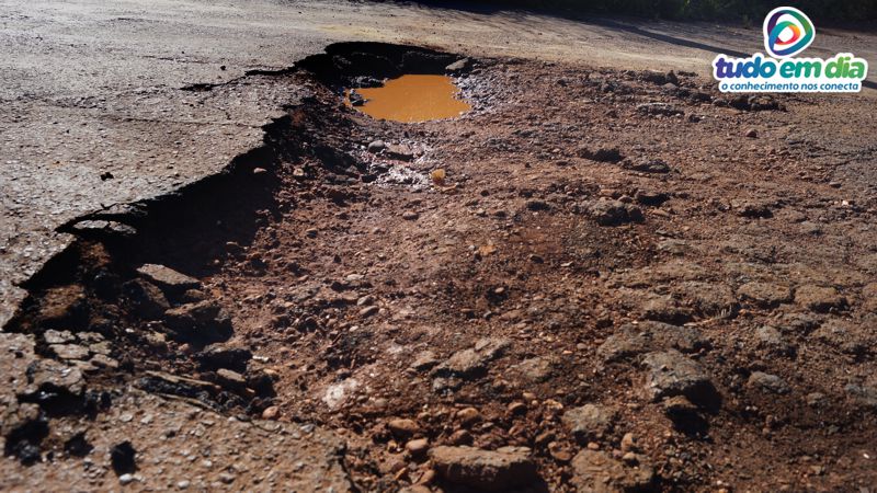 Buracos na rua tem trazido transtornos para os moradores (Foto: Paulo Braga/Tudo Em Dia)