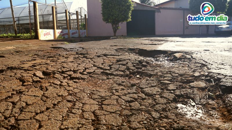 Buracos na rua tem trazido transtornos para os moradores (Foto: Paulo Braga/Tudo Em Dia)