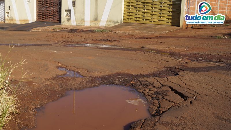 Buracos na rua tem trazido transtornos para os moradores (Foto: Paulo Braga/Tudo Em Dia)