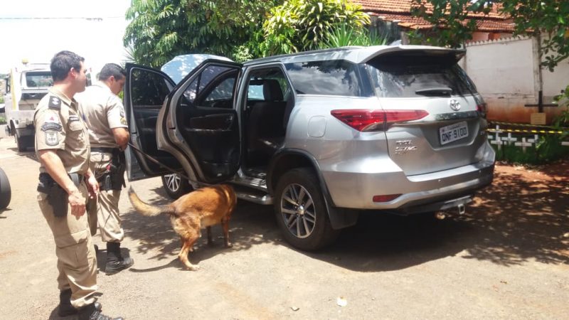 Cães farejadores fizeram buscas internas nos veículos recuperados (Fotos: PMMG/Divulgação)