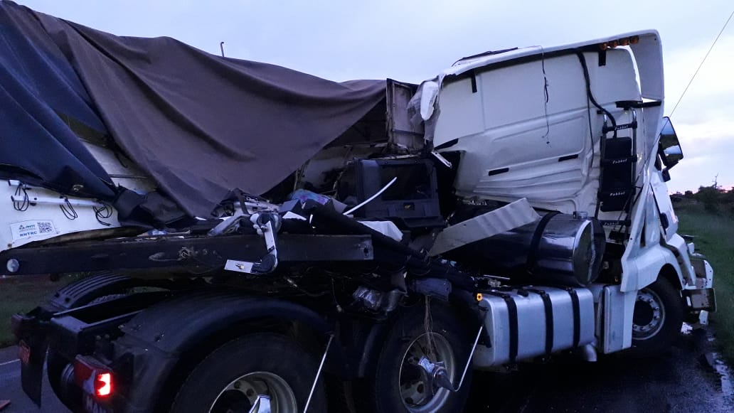 Carretas ficaram destruídas com a força do impacto (Foto: Reprodução/WhatsApp)