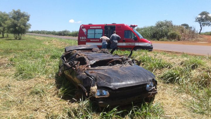 Veículo ficou totalmente destruído — Foto: Corpo de Bombeiros/Divulgação