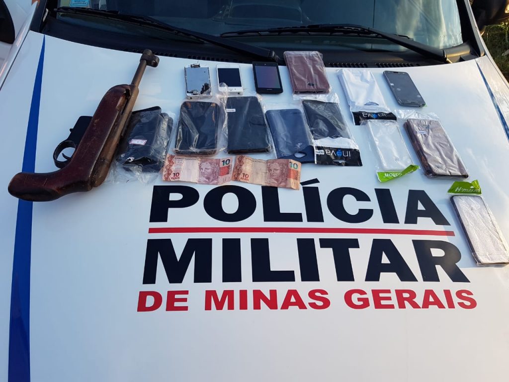 Materiais foram recuperados pela Polícia. A arma de fogo utilizada no assalto foi apreendida (Foto: PMMG/Divulgação)