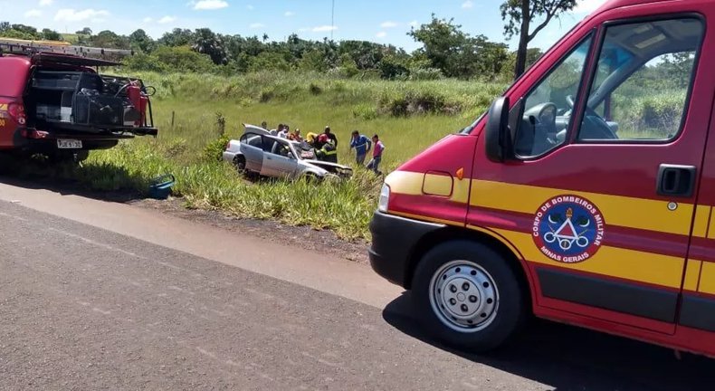 Carro saiu da pista depois de acidente na MGC-497 entre Campina Verde e Iturama — Foto: Corpo de Bombeiros/Divulgação