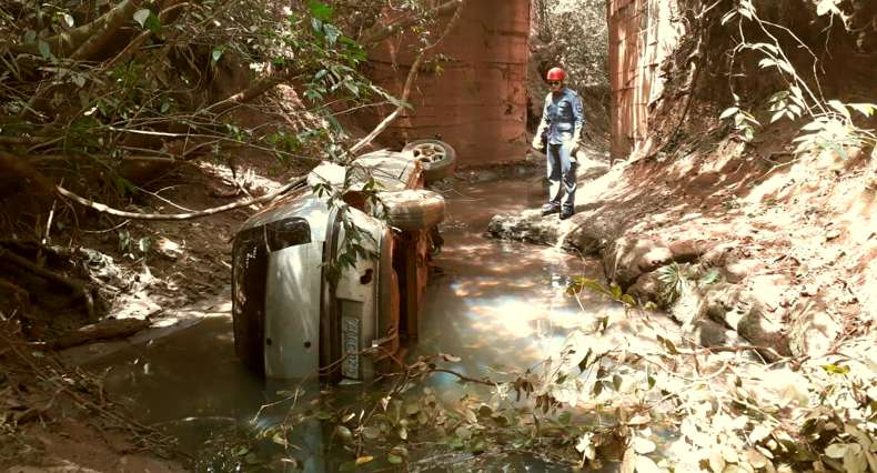 Idoso foi encontrado morto dentro do veículo (Foto: Bombeiros/Divulgação)