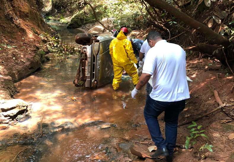 Idoso foi encontrado morto dentro do veículo (Foto: Bombeiros/Divulgação)