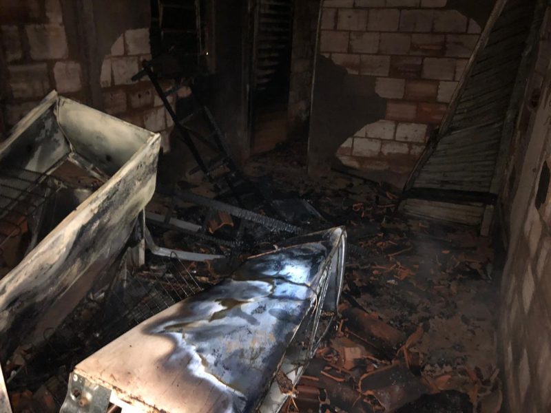 Casa ficou totalmente destruída pelas chamas (Foto: Bombeiros/Divulgação)