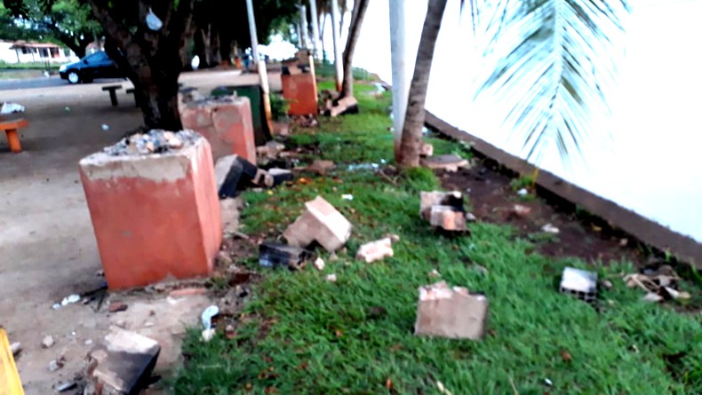 Os atos de vandalismo destruíram as churrasqueira de concreto da orla da praia (Foto: Reprodução)