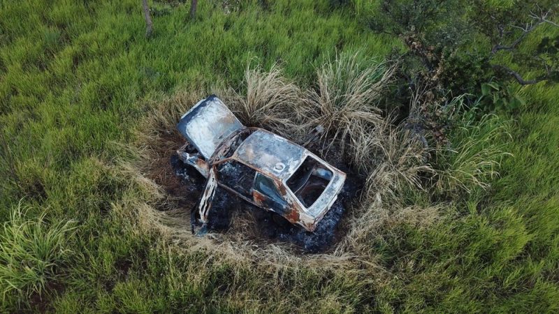 Carro carbonizado é encontrado em um matagal de Uberlândia — Foto: Via-Drones/Divulgação