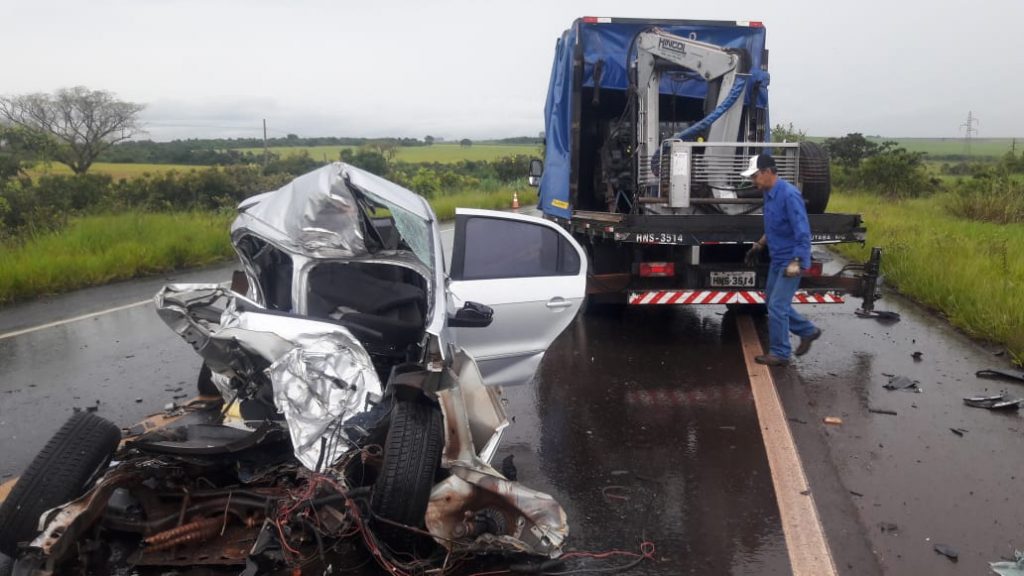 O veículo que a vítima conduzia ficou totalmente destruído (Foto: Bombeiros/Divulgação)