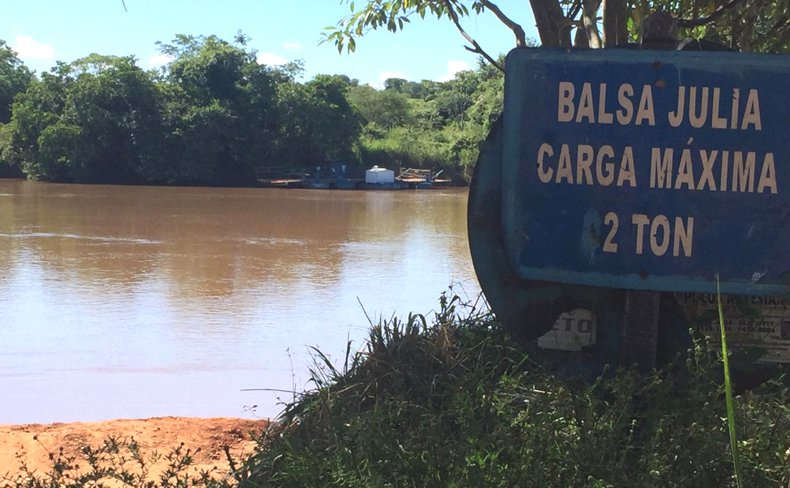 Balsa interditada (Foto: Comunicação Sem Fonteiras)