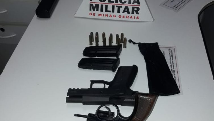Armas e munições foram apreendidas em Canápolis (Foto: PMMG/Divulgação)