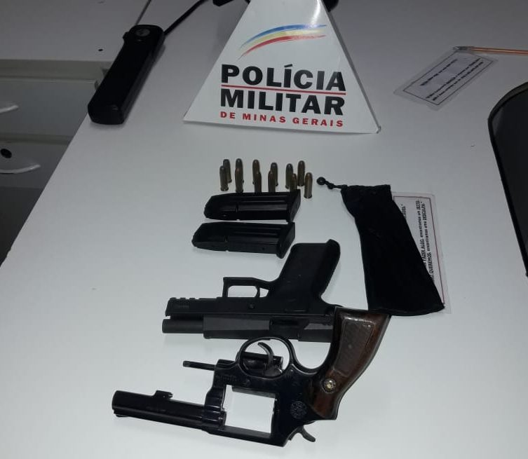 Armas e munições foram apreendidas em Canápolis (Foto: PMMG/Divulgação)