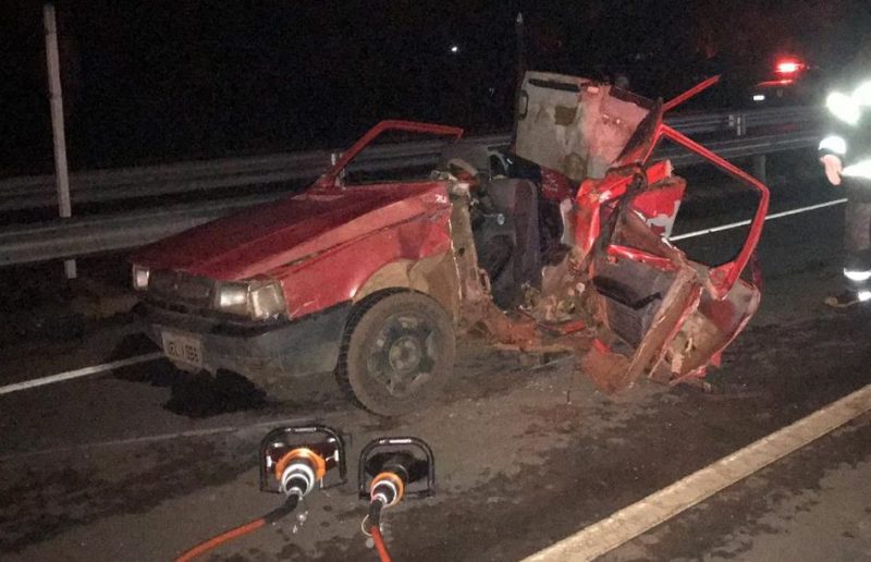 Fiat/Uno ficou totalmente destruído — três pessoas morrem no acidente (Foto: Bombeiros/Divulgação)