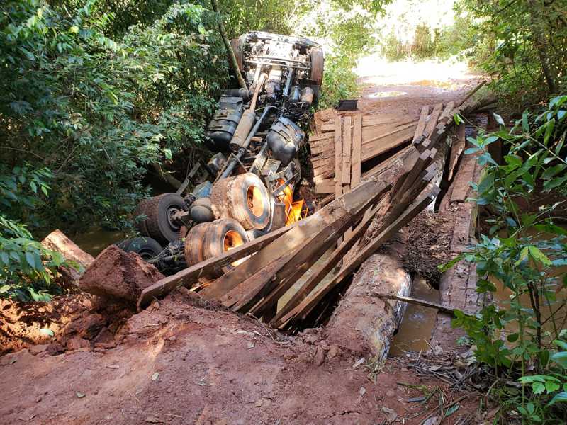 Caminhão caiu da ponte do Córrego São Domingos (Foto: Bombeiros/Divulgação)