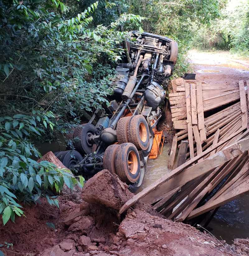 Caminhão caiu da ponte do Córrego São Domingos (Foto: Bombeiros/Divulgação)