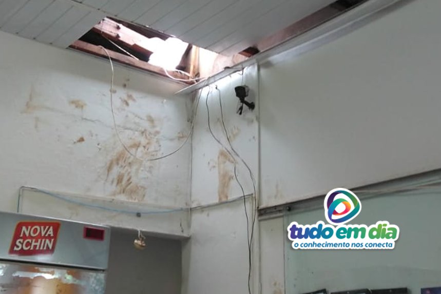 Os bandidos removeram o telhado e arrancaram o forro de PVC para terem acesso ao interior do estabelecimento
