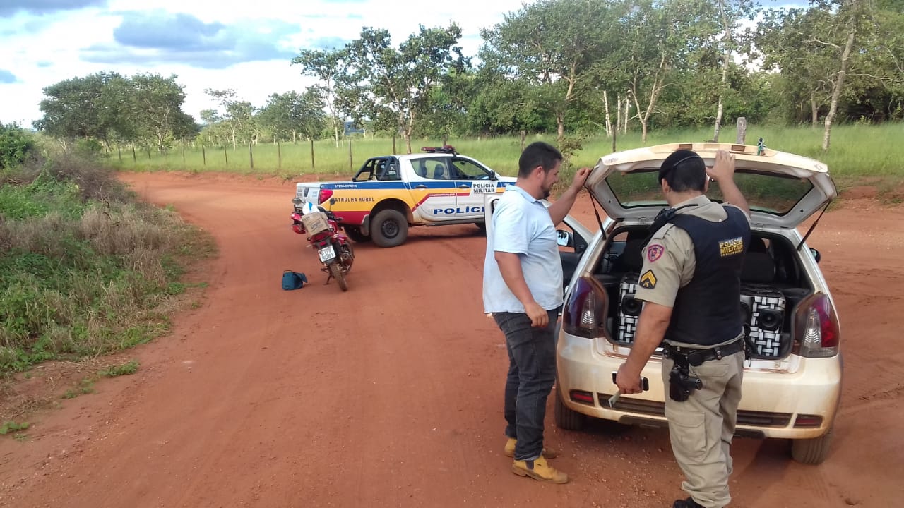 Militares durante abordagem na zona rural de Monte Alegre (Foto: PMMG/Divulgação)