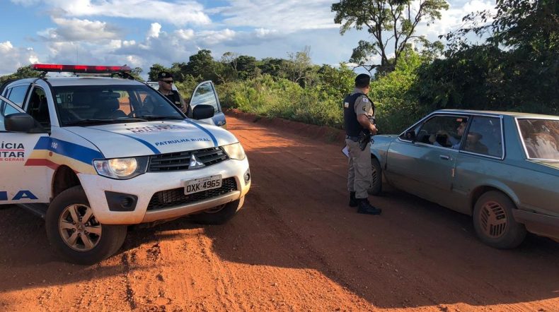 Militares durante abordagem na zona rural de Monte Alegre (Foto: PMMG/Divulgação)