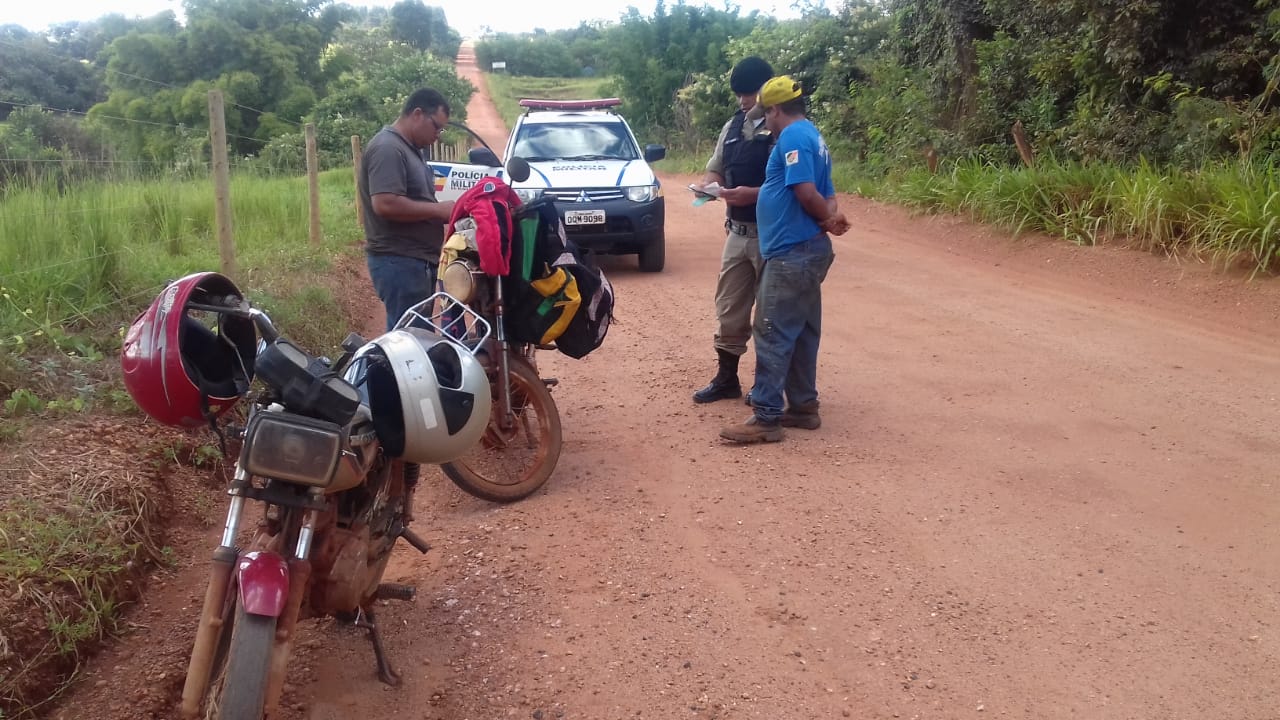 Militares durante abordagem na zona rural de Monte Alegre (Foto: PMMG/Divulgação)