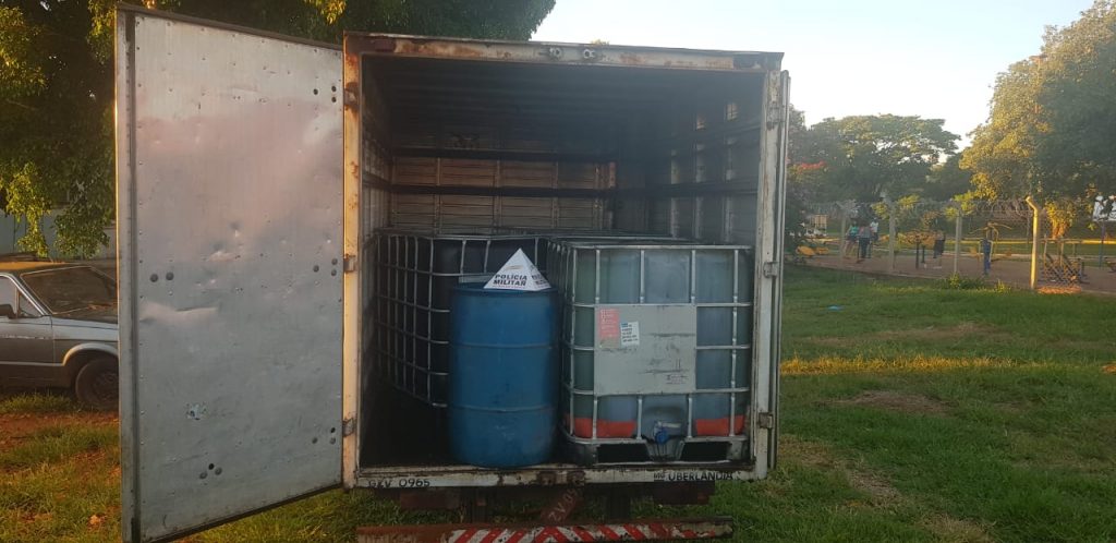 PM apreendeu tonéis com cerca de 7 mil litros de óleo diesel (Foto: PMMG/Divulgação)