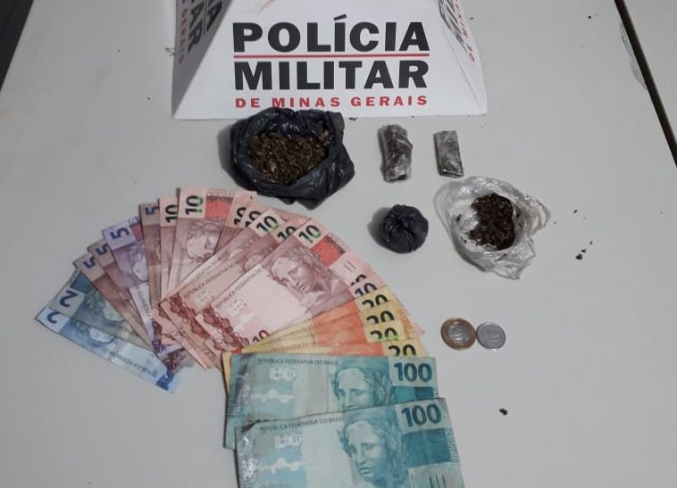 Drogas e dinheiro apreendidos pela PM em Ituiutaba (Foto: PMMG/Divulgação)