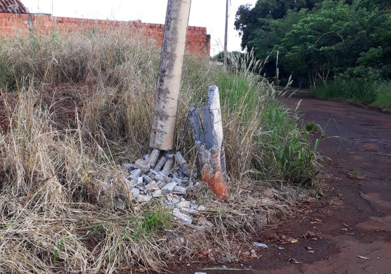 Poste na Rua Abelard Belo Pereira ficou danificado após acidente com caminhão na manhã desta terça-feira (26).