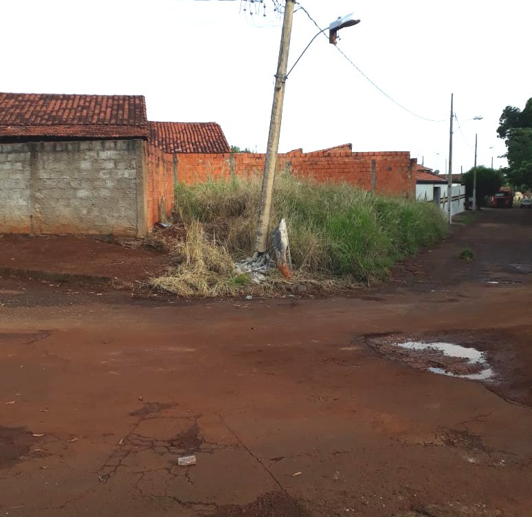 Poste na Rua Abelard Belo Pereira ficou danificado após acidente com caminhão na manhã desta terça-feira (26).