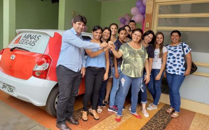 O prefeito Cleidimar Zanotto entrega chaves do carro 0km à coordenadora Mona Nascimento (Foto: Ascom)