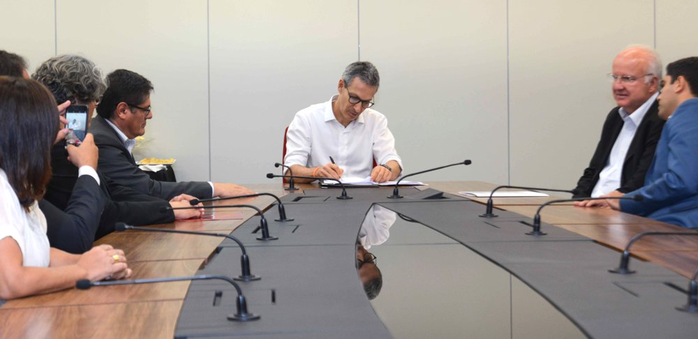 Romeu Zema assina protocolo de intenção para investimentos — Crédito (fotos): Gil Leonardi/Imprensa MG