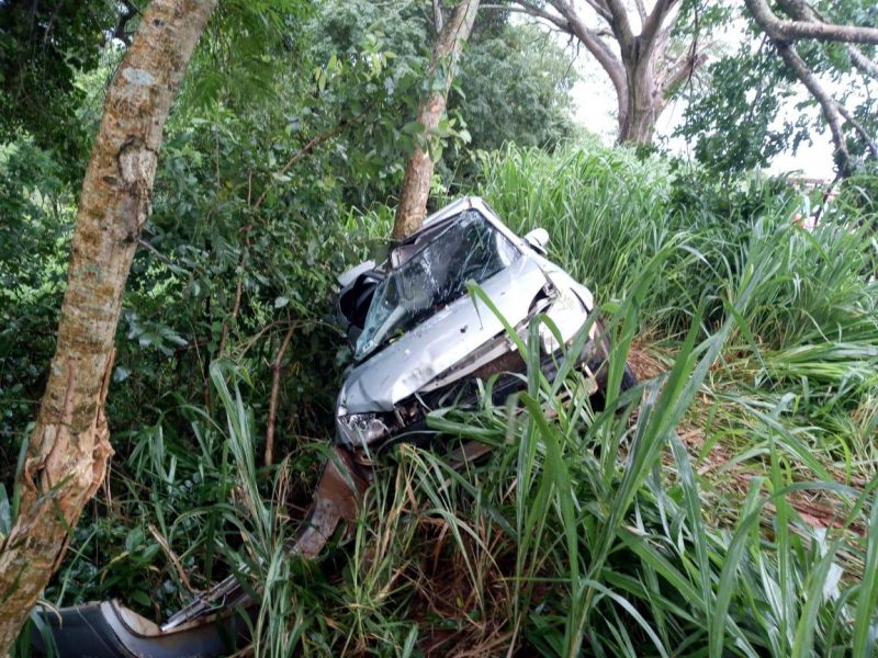 Homem de 55 anos morreu preso às ferragens (Foto: Bombeiros/Divulgação)