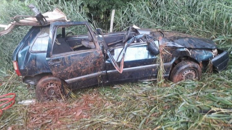 Motorista foi lançado do veículo (Foto: Bombeiros/Divulgação)