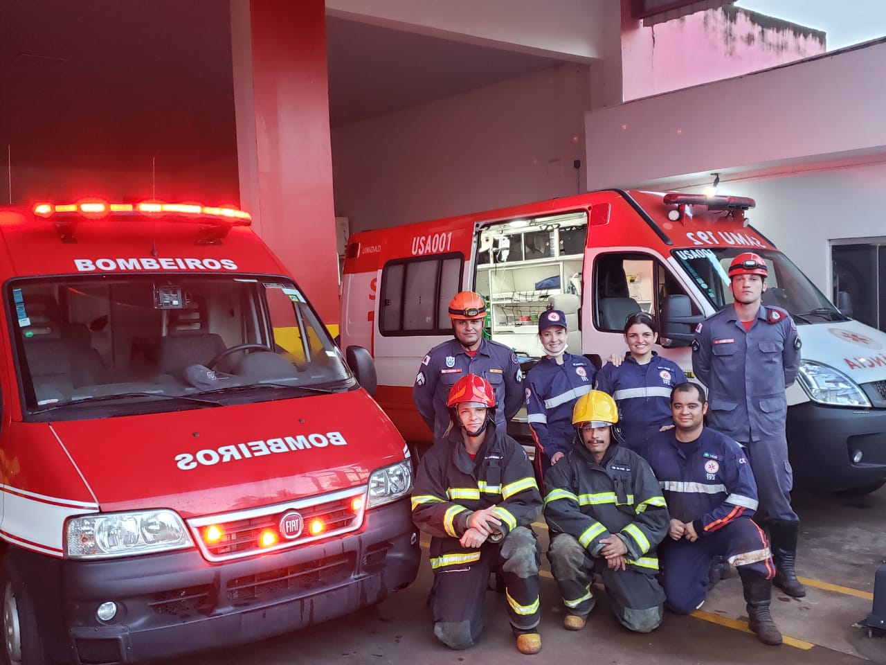 Equipe dos Bombeiros que efetuaram o resgate (Foto: Bombeiros/Divulgação)