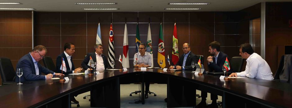 A reunião deste sábado contou com a presença de seis governadores e do vice-governador de Minas Gerais