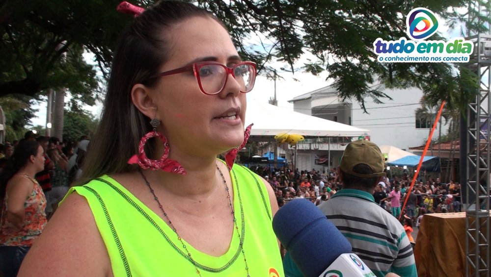 Queli Franco, uma das organizadoras do 'Capim Folia' 2019 durante entrevista ao jornalista Paulo Braga (Foto: Tudo Em Dia)