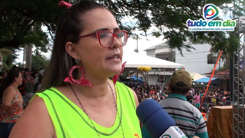 Queli Franco, uma das organizadoras do'Capim Folia' 2019 durante entrevista ao jornalista Paulo Braga (Foto: Tudo Em Dia)