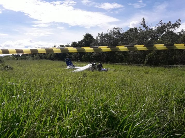 Monomotor cai em área de vegetação em Campina Verde