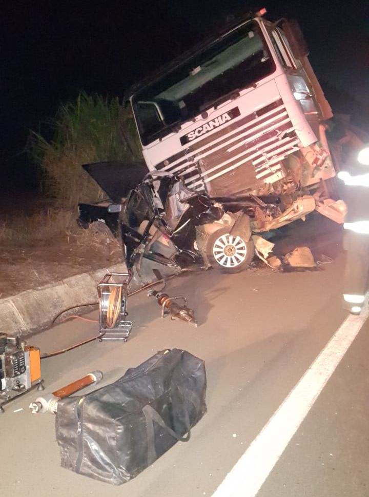 Homem de 52 anos não resistiu aos ferimentos e morreu no local (Foto: Bombeiros/Divulgação)