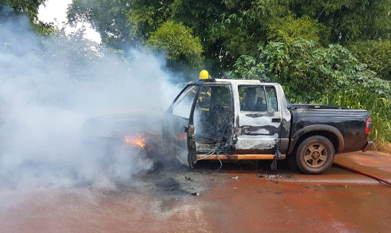 Veículo ficou destruído (Foto: Bombeiros/Divulgação)