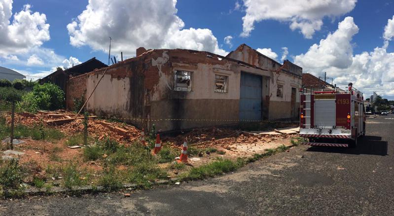 Barracão desabou na tarde desta terça-feira, 19. Foto: Bombeiros de Araguari