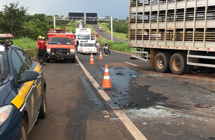 Uma grande quantidade de óleo ficou espalhada na pista (Foto: Bombeiros/Divulgação)