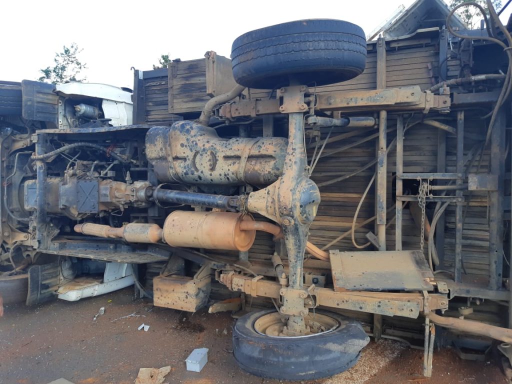 a PRF constatou que a caminhonete, utilizada para dar manutenção no sistema de eletricidade do município, está com os pneus em mau estado de conservação.
